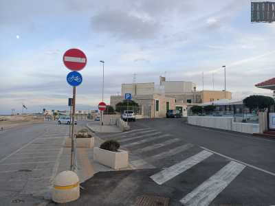 Procediamo e svoltiamo all�angolo del Castello di Argiro lasciandoci sulla destra il molo nord del porto: di fronte a noi i segnali indicano la fine del tratto interessato dal rinnovamento